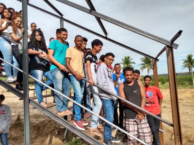 Grupo de estudantes reunidos no campus da ETFAP.